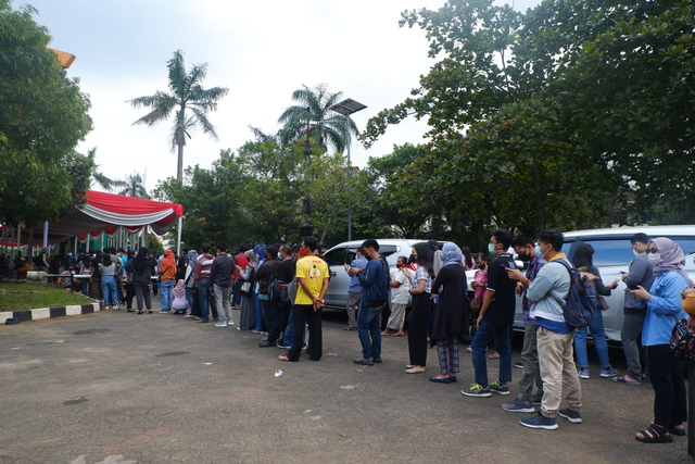 Antusias Warga Lakukan Vaksin COVID-19 Timbulkan Kerumunan di GSG Unila (3)