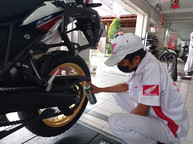 Ilustrasi merawat rantai sepeda motor. Foto: dok. AHM