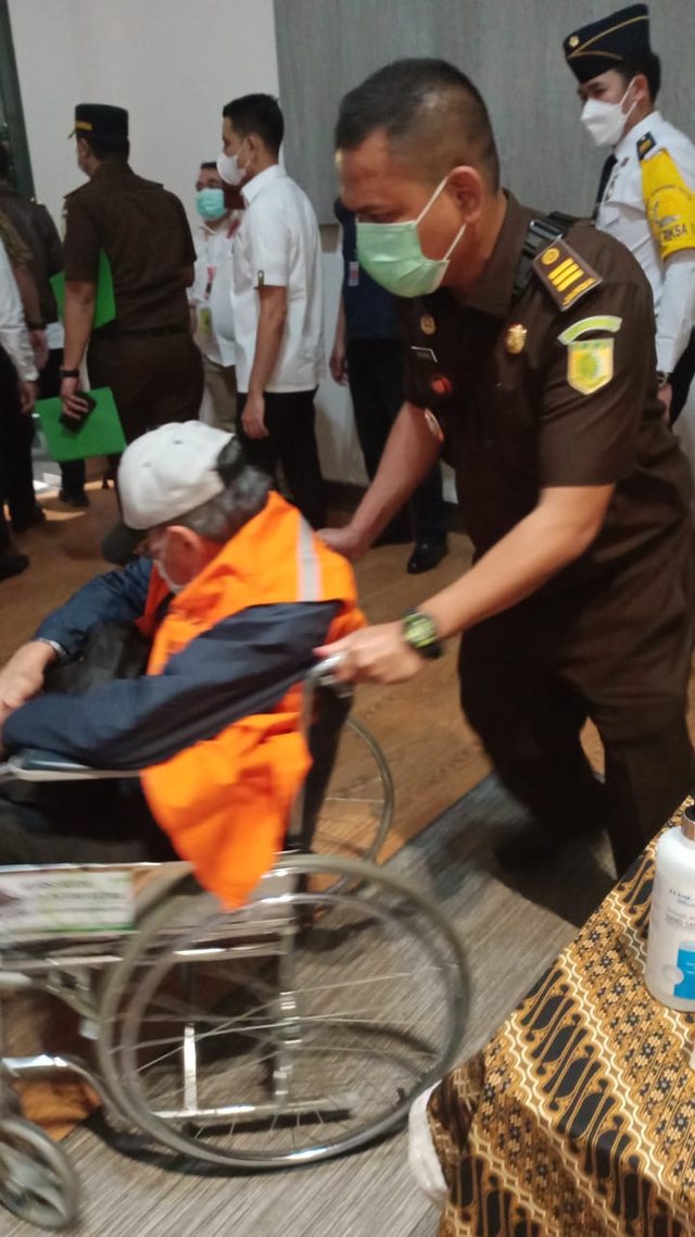 Buronan Hendra Subrata tiba di Bandara Soekarno-Hatta, Sabtu (26/6).  Foto: Dok. Istimewa