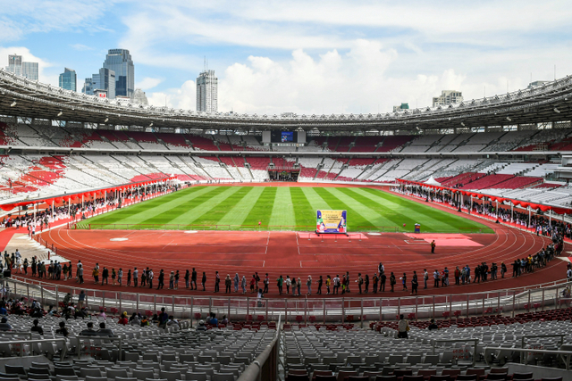 Warga antre mengikuti vaksinasi COVID-19 massal di Stadion Utama Gelora Bung Karno, Senayan, Jakarta, Sabtu (26/6).  Foto: Galih Pradipta/ANTARA FOTO