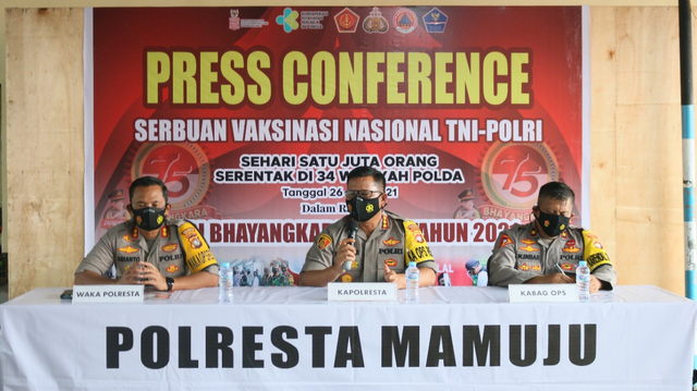 Konferensi pers Polresta Mamuju terkait pelaksanaan serbuan vaksinasi nasional. Foto: Dok. Humas Polresta Mamuju