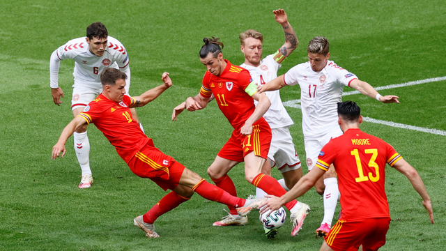 Gareth Bale berusaha melewati barisan pertahanan skuad Denmark di Euro 2020. Foto: Koen van Weel/REUTERS