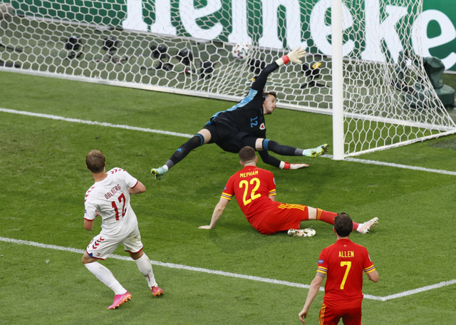 Gol Kasper Dolberg pada laga melawan Wales di Euro 2020. Foto: Olaf Kraak/Pool/REUTERS