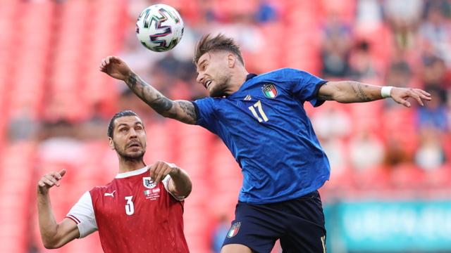 Duel udara Ciro Immobile dengan Aleksandar Dragovic pada laga Italia vs Austria di Euro 2020. Foto: Andy Rain/Reuters