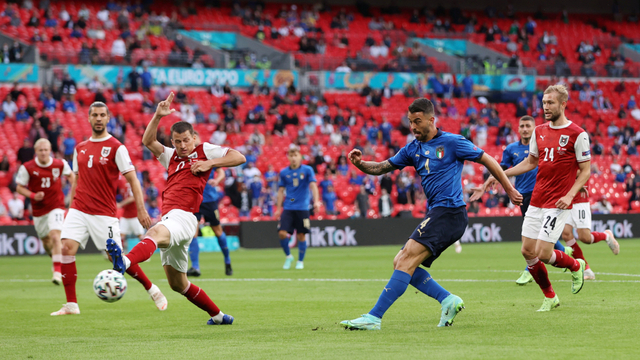 Leonardo Spinazzola melakukan tendangan ke gawang Austria dalam laga Euro 2020. Foto: Andy Rain/Reuters