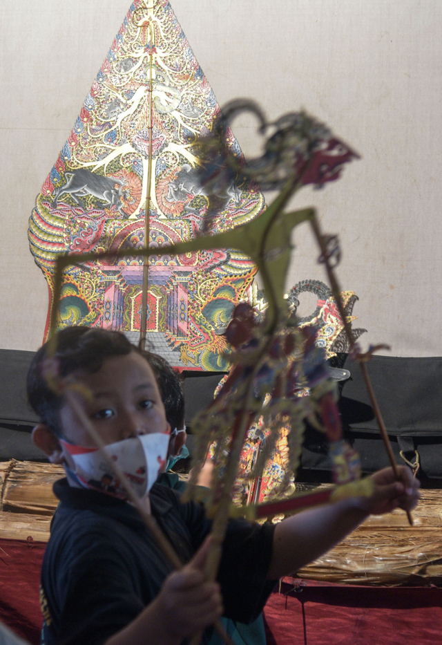 Sejumlah anak belajar mendalang wayang kulit di Sanggar Nirmalasari. Foto: Paramayuda/ANTARA FOTO