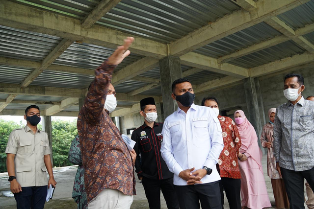 Wakil Ketua DPR Aceh, Safaruddin (baju putih) meninjau proyek pembangunan RS Regional Meulaboh. Foto: Dok. DPRA 