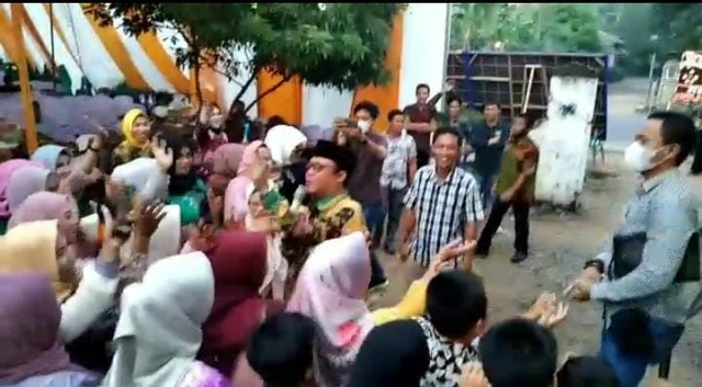 Hasil tangkap layar video saat diduga Wakil Bupati Lampung Tengah berjoget tanpa jaga jarak. | Foto: Ist