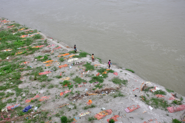 Pemakaman jenazah korban COVID-19 di tepian Sungai Gangga di Phaphamau, Prayagraj, India. Foto: Ritesh Shukla/REUTERS
