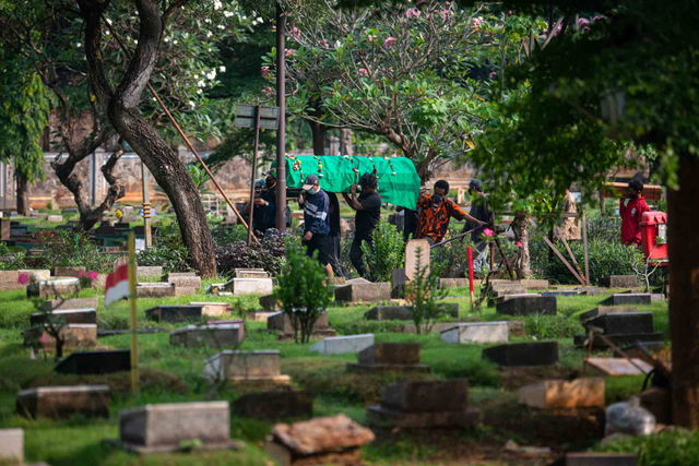 Ilustrasi warga menggotong keranda jenazah. Foto: Aditya Pradana Putra/ANTARA FOTO