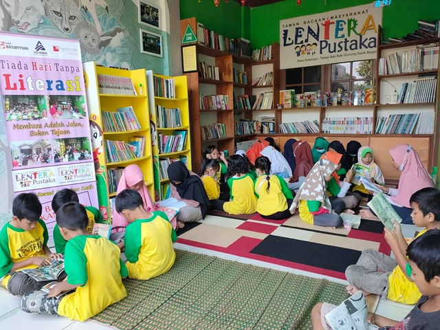 Takjub, Hari Gini Masih Ada Anak yang Membaca di Taman Baca | kumparan.com