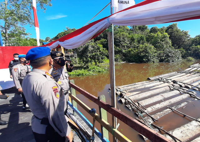 Kayu log ilegal saat diamankan oleh Direktorat Polairud Polda Kalteng di Sungai Mentaya Kotim.