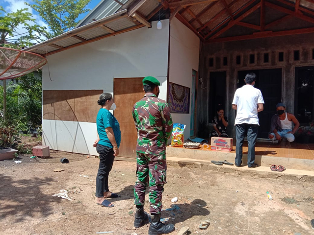 Petugas Kesehatan dan Aparat Desa menyalurkan bantuan bahan pokok (sembako) untuk pasien COVID-19 yang tengah isolasi mandiri di rumah. Foto: IST