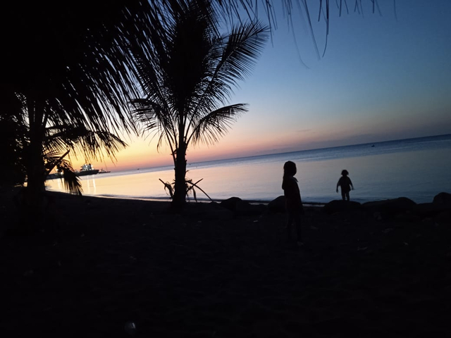 Menikmati sunset di Pantai Galile Bolawolon. Foto : Istimewa