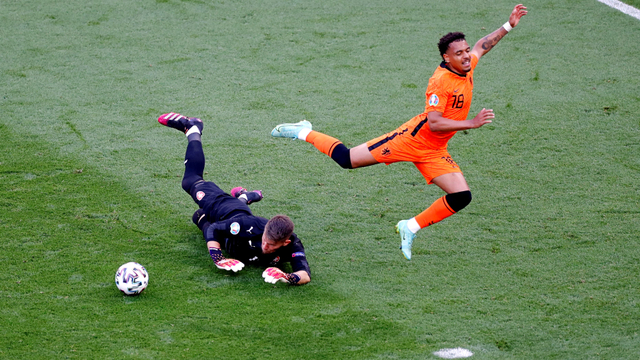 Pemain Belanda Donyell Malen saat gagal mencetak gol ke gawang Republik Ceko di babak 16 besar Euro 2020 di Puskas Arena, Budapest, Hongaria. Foto: Laszlo Balogh/Reuters