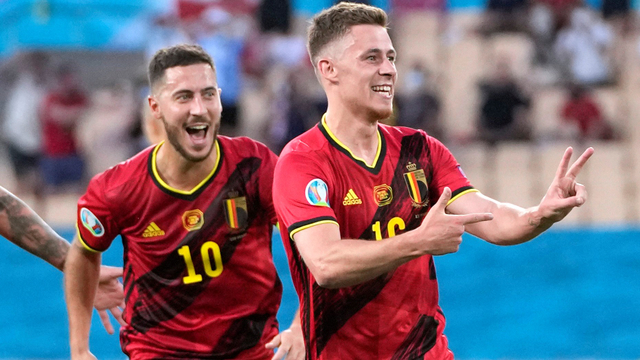 Pemain Belgia Thorgan Hazard melakukan selebrasi saat melawan Portugal. Foto: Thanassis Stavrakis/Reuters