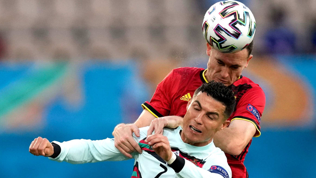 Pemain Belgia Thomas Vermaelen duel udara dengan pemain Portugal Cristiano Ronaldo di laga 16 Besar Euro 2020 di Stadion La Cartuja, Seville, Spanyol. Foto: Thanassis Stavrakis/Reuters