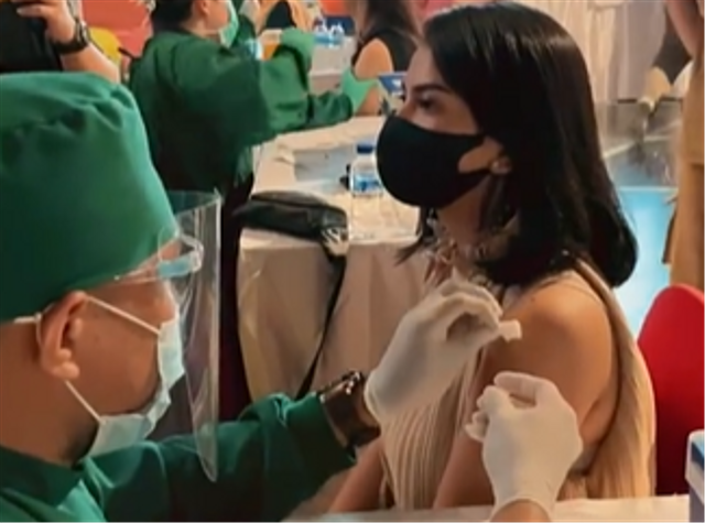 Pamer Momen saat Divaksin, Wajah Vanessa Angel Jadi Sorotan (69310)