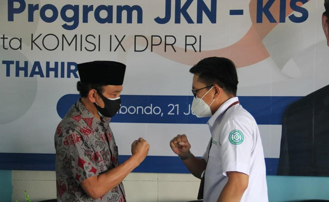 Anggota komisi XI DPR RI, Sy. Anas Thahir (kiri) menghadiri kegiatan sosialisasi program JKN-KIS di Kabupaten Situbondo Jawa Timur pada senin (21/6). Foto: dok BPJS Kesehatan