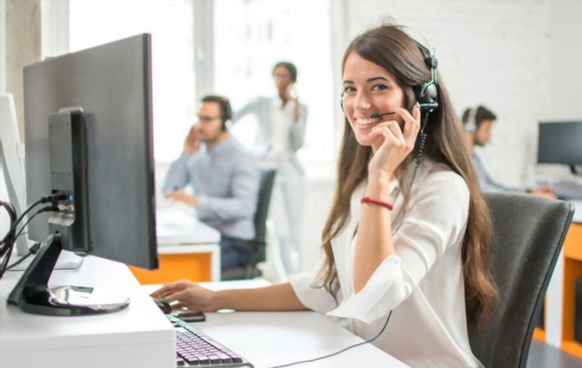 Illustrasi "customer service sedang melakukan pelayanan". Kredit foto: Shutterstock