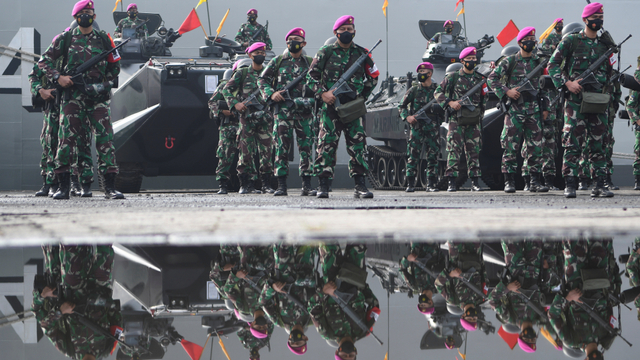 Sejumlah prajurit TNI AL mengikuti Apel Gelar Kesiapan Latihan Puncak TNI AL Armada Jaya XXXIX TA. 2021 di Pelabuhan JICT, Tanjung Priok, Jakarta, Senin (28/6). Foto: M Risyal Hidayat/ANTARA FOTO