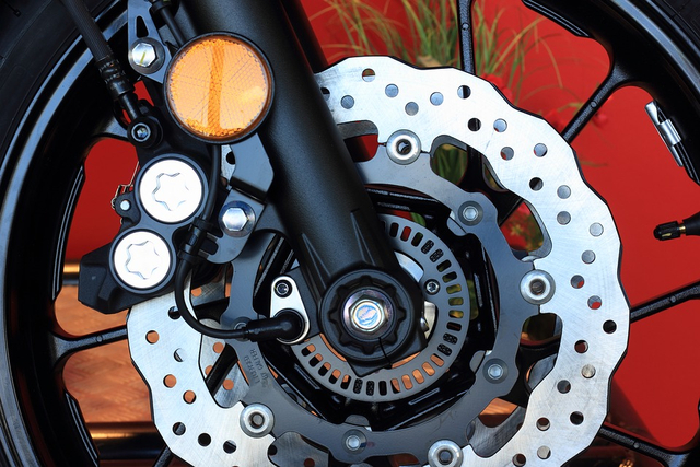 Ilustrasi suspensi depan pada motor (Foto: Pixabay)