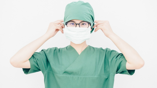 Ilustrasi dokter menutupi wajah. Foto: Shutter Stock