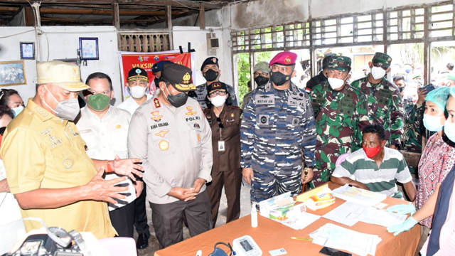 Gubernur Sulawesi Utara, Olly Dondokambey, saat memantau langsung proses vaksinasi COVID-19 di Kabupaten Kepulauan Talaud