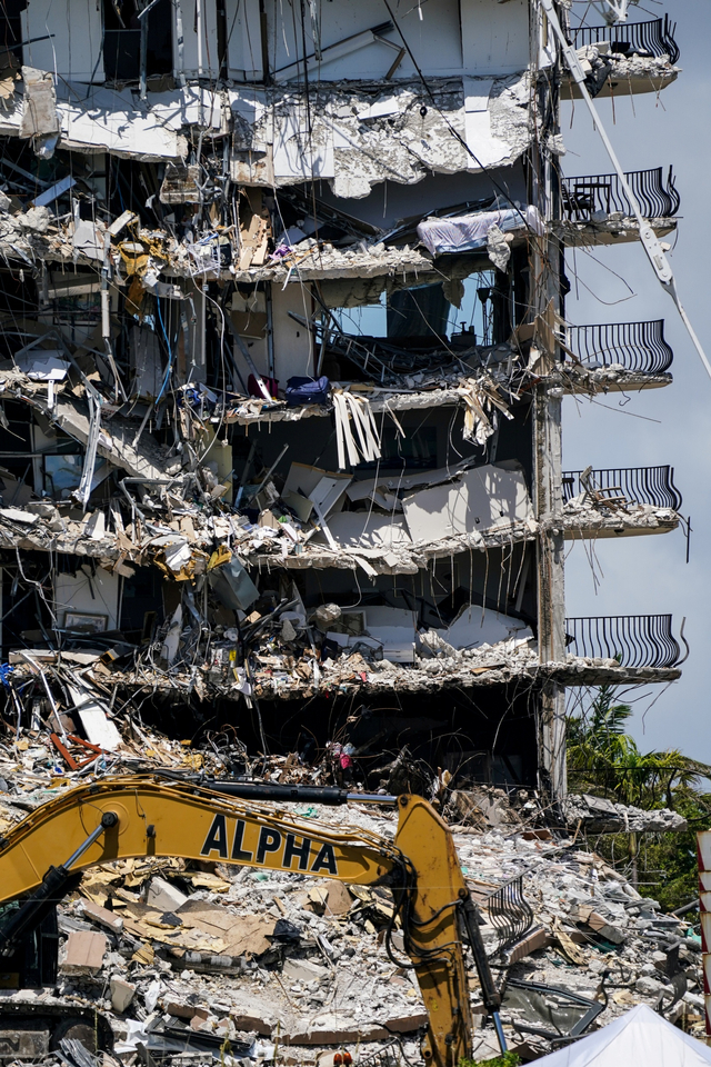 Personel SAR mencari korban setelah bangunan tempat tinggal sebagian runtuh di Surfside dekat Miami Beach, Florida, AS, Minggu (27/6). Foto: Maria Alejandra Cardona/REUTERS