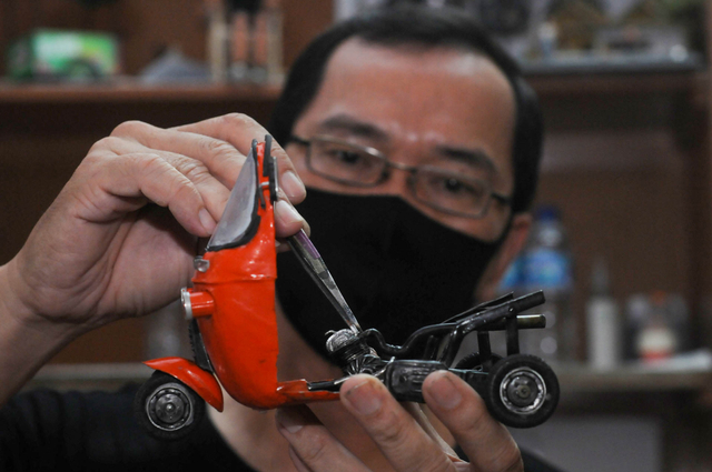 Seorang perajin membuat kerajinan miniatur bajaj di Sidomukti, Salatiga, Jawa Tengah, Senin (28/6/2021). Foto: ANTARA FOTO/Aloysius Jarot Nugroho