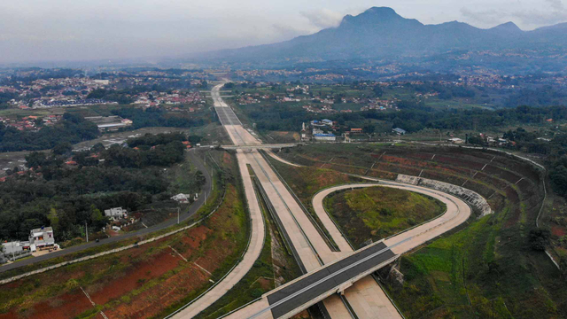 Foto udara proyek Jalan Tol Cileunyi-Sumedang-Dawuan (Cisumdawu) di Pamulihan, Kabupaten Sumedang, Jawa Barat, Senin (28/6/2021). Foto: Raisan Al Farisi/ANTARA FOTO