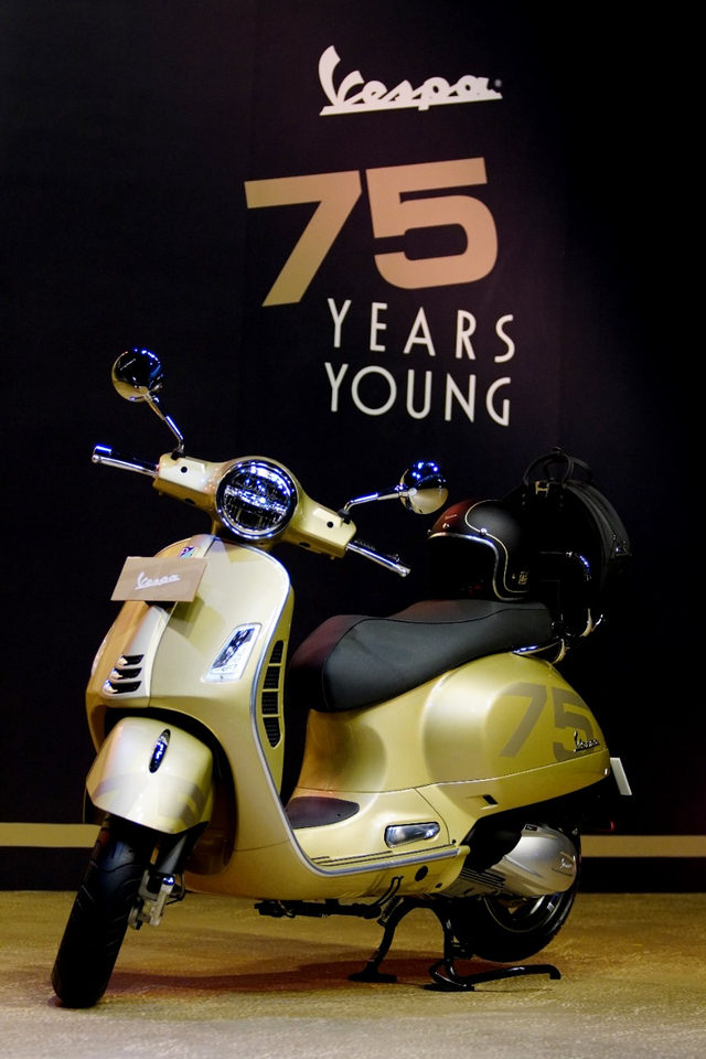 Tampilan depan Vespa GTS 300 75 Th Anniversary. Foto: Piaggio Indonesia