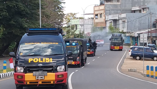 2 unit mobil water canon digunakan untuk menyemprotkan cairan disinfektan, di ruas jalan utama yang ada di Kota Sorong, Senin (28/6), foto: Yanti/Balleo News