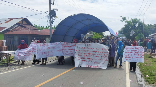Ratusan warga dari Desa Toaya, Marana dan Kavaya melakukan unjuk rasa disertai pemblokiran jalan Trans Palu-Pantai Barat, Kabupaten Donggala, Sulteng, Senin (28/6). Foto: Istimewa