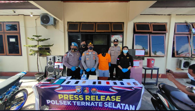 Konferensi pers kasus pencurian di Mapolsek Ternate Selatan. Foto: Istimewa