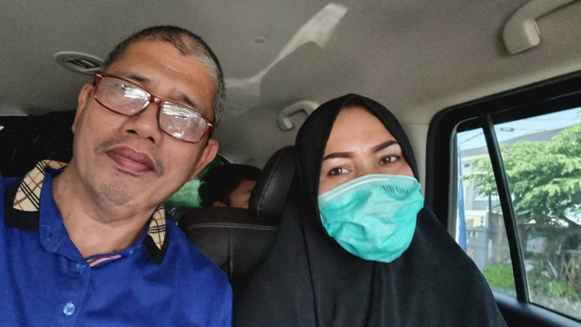 KHAIRUDDIN Siregar, dan istrinya, Ervina Lubis, saat di dalam mobil menuju pulang ke Tapung, Riau dari Magetan, Jawa Timur. 