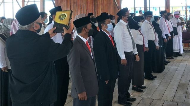 Puluhan pejabat di lingkungan pemerintah Kabupaten Parimo saat dilantik Bupati Samsurizal Tombolotutu di Pantai Lolaro Tinombo, Senin (28/6). Foto: Istimewa