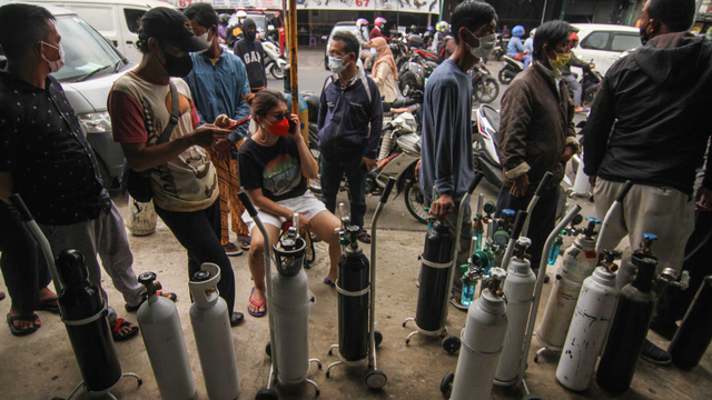 Sejumlah warga mengantre untuk mengisi ulang tabung gas oksigen di Kawasan Manggarai, Jakarta, Senin (28/6/2021). Foto: Asprilla Dwi Adha/ANTARA FOTO