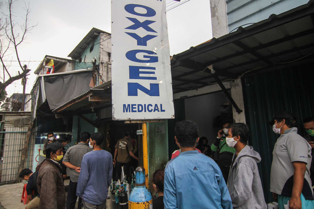 Sejumlah warga mengantre untuk mengisi ulang tabung gas oksigen di Kawasan Manggarai, Jakarta, Senin (28/6/2021). Foto: Asprilla Dwi Adha/ANTARA FOTO