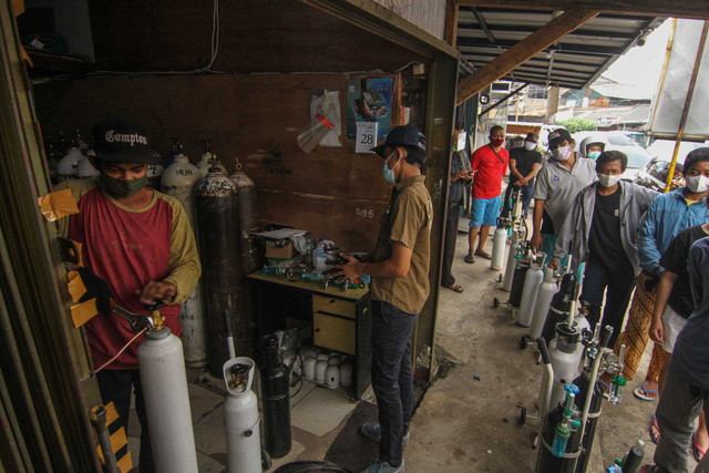 Sejumlah warga mengantre untuk mengisi ulang tabung gas oksigen di Kawasan Manggarai, Jakarta, Senin (28/6/2021). Foto: Asprilla Dwi Adha/ANTARA FOTO