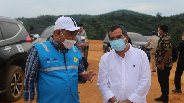 Direktur Bisnis Regional Sumatera dan Kalimantan PLN, Muhammad Ikbal Nur, berkunjung ke beberapa industri di Kalbar. Foto: Dok. PLN