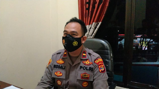 Kapolsek Tanjung Senang IPDA Rosali saat diwawancarai awak media massa. | Foto: Bella Sardio/ Lampung Geh