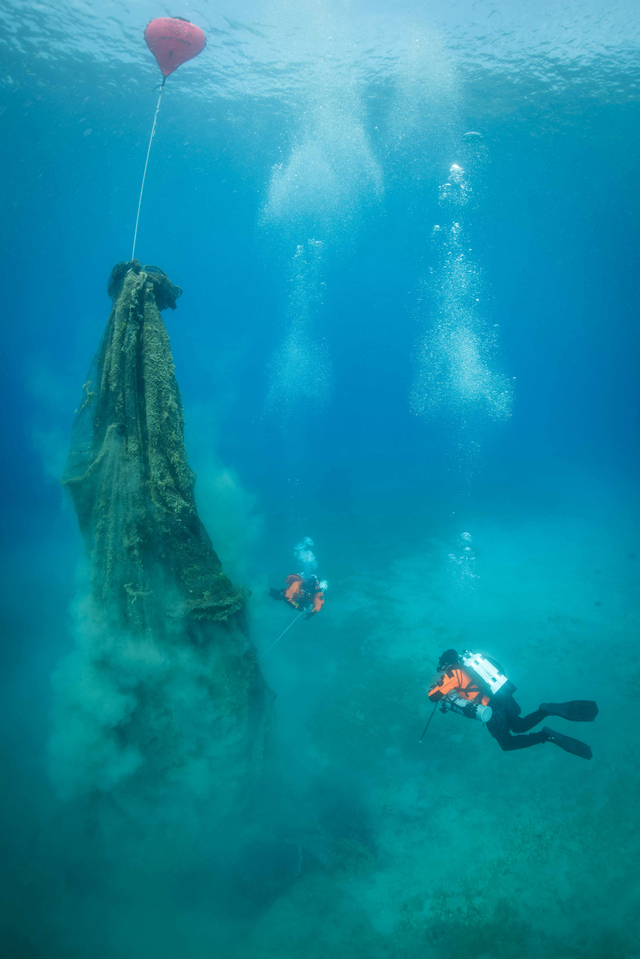 Pengangkatan jaring ikan bekas tambak di pulau Ithaca, Yunani. Foto: Cor Kuyvenhoven/Ghost Diving/Reuters