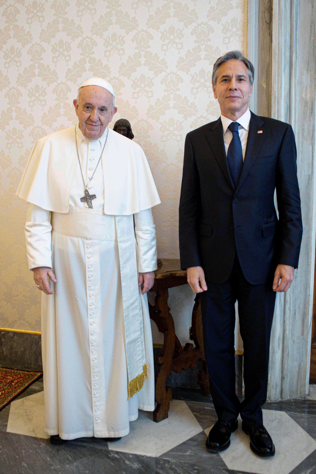 Pertemuan Paus Fransiskus dengan Menteri Luar Negeri Amerika Serikat Antony Blinken di Vatikan, Senin (28/6). Foto: Vatican Media/Reuters