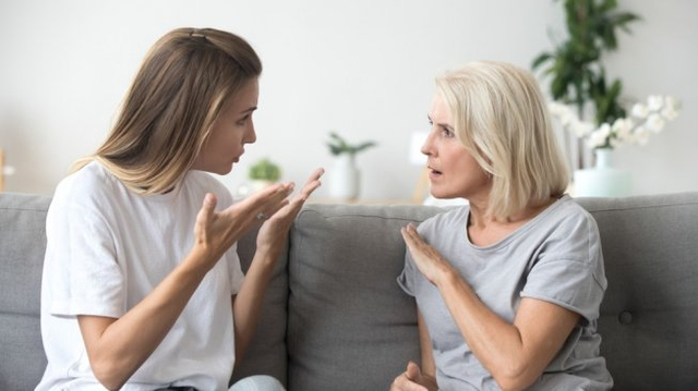 Ilustrasi seorang ibu bertengkar dengan calon menantu. Foto: Shutterstock.