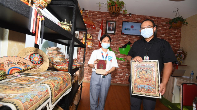 Vice President CSR & SMEPP Pertamina Arya Dwi Paramita (kanan) menunjukan produk UMKM di Rumah BUMN (RB) Klungkung, Kamis (17/6). Foto: Pertamina
