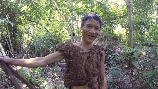 Ho Van Lang, Tarzan versi dunia nyata. Foto: Docastaway via YouTube