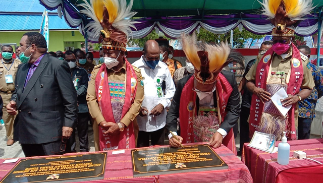 Dirjen Bimas Kristen Kementerian Agama Republik Indonesia, Thomas Pentury saat meresmikan gereja
