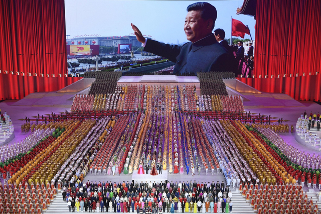 Presiden China Xi Jinping ditampilkan selama pertunjukan teater berjudul "Perjalanan Hebat" yang diadakan di Stadion Nasional di Beijing, Senin (28/6). Foto: Kyodo/via REUTERS