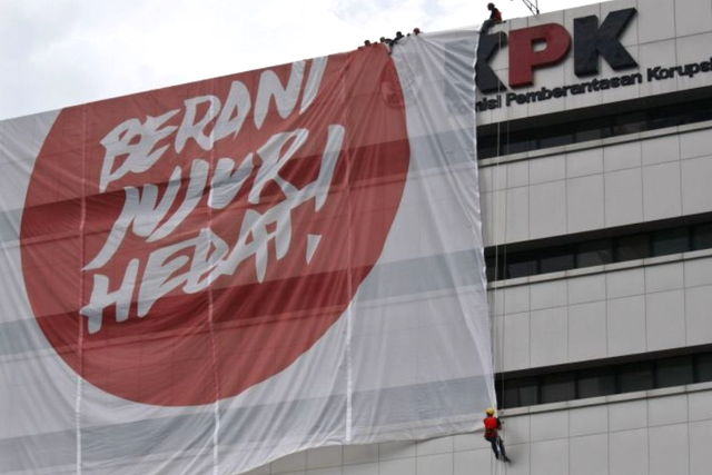 Aktivis Cinta Indonesia Cinta Anti Korupsi (CICAK) menggelar spanduk raksasa di sisi utara gedung KPK, Jakarta, Minggu (25/11/2012). Foto: Reno Esnir/ANTARA FOTO